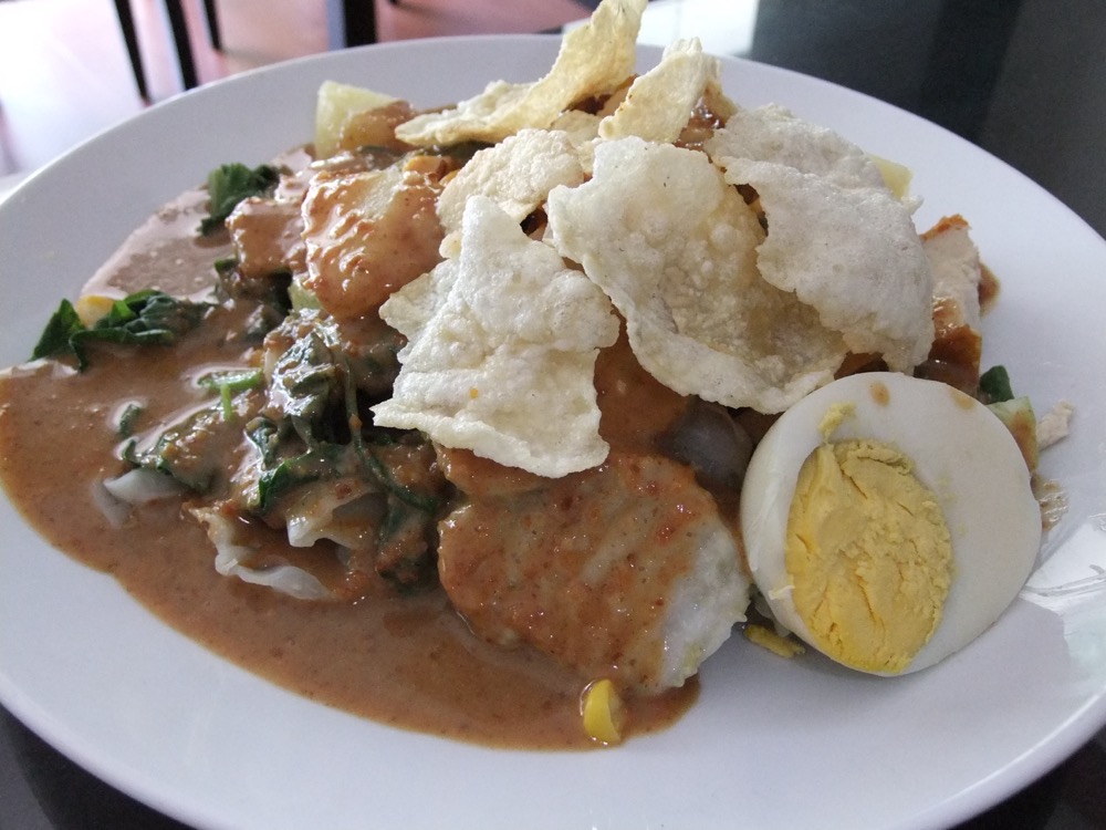 Gado-gado sayuran segar siram saus kacang dengan telur dan tahu tempe