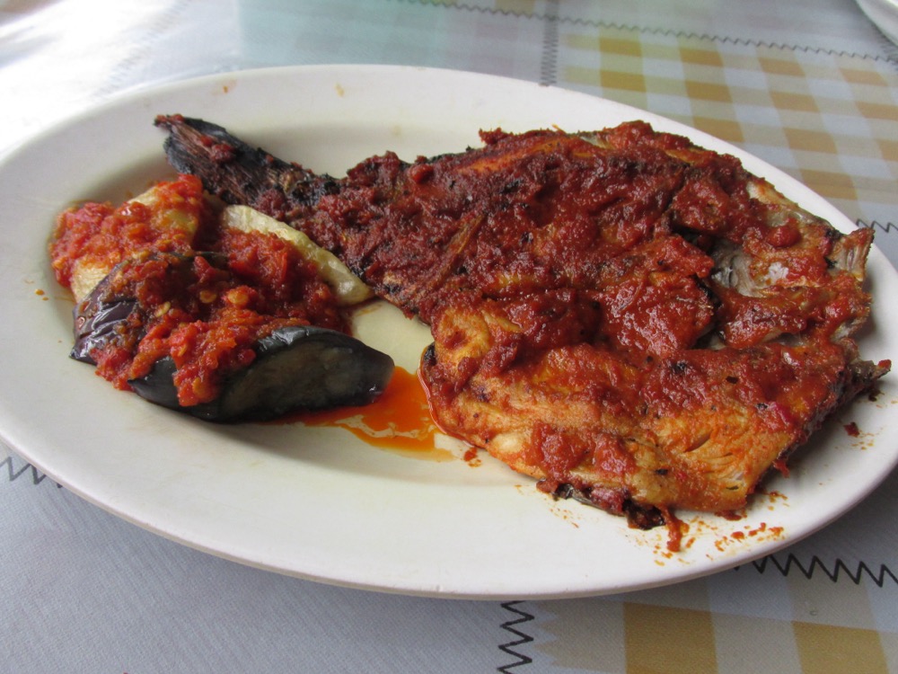 Ikan nila bakar rempah dengan nasi merah dan tumis kangkung segar