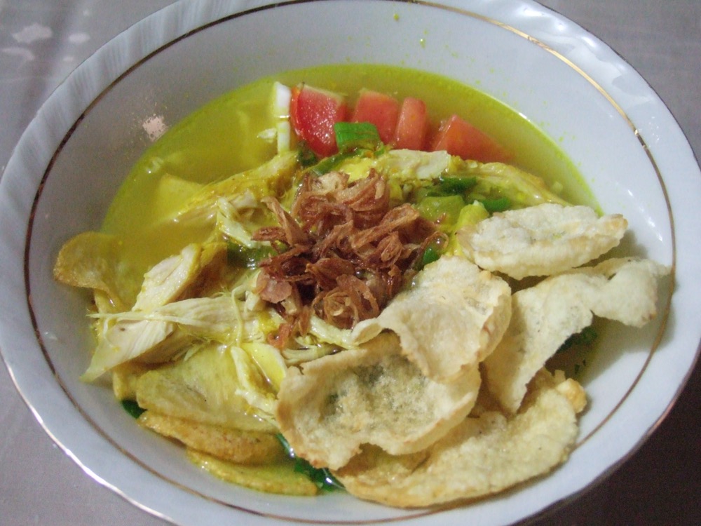 Oatmeal gurih kuah soto ayam suwir kuning dengan telur rebus
