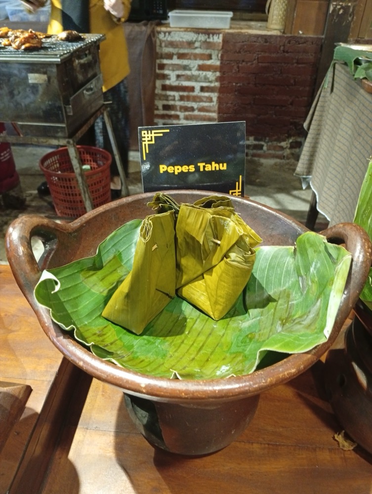 Pepes tahu jamur tiram kukus daun pisang dengan kemangi harum