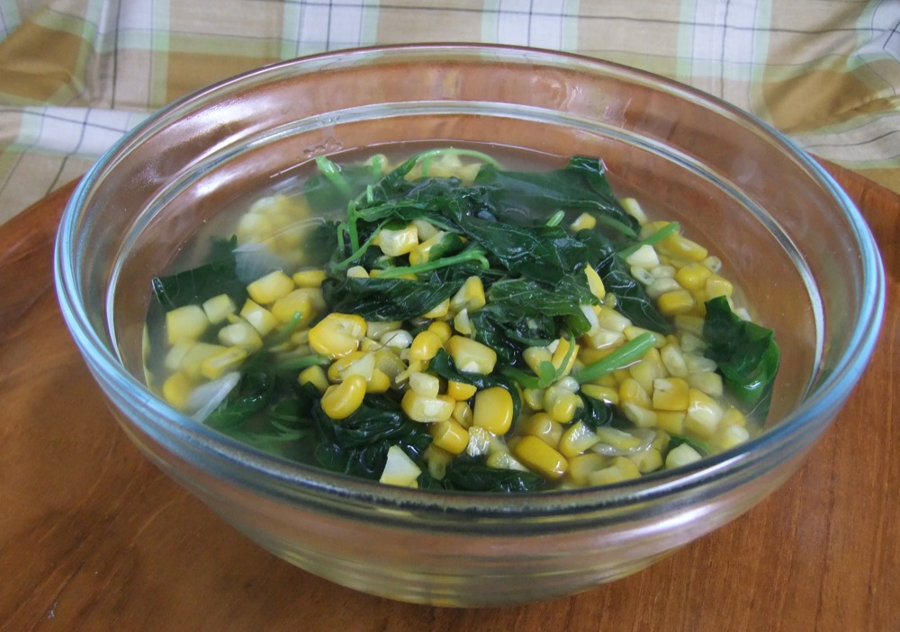 Sup bening bayam jagung manis segar dengan lauk tempe orek